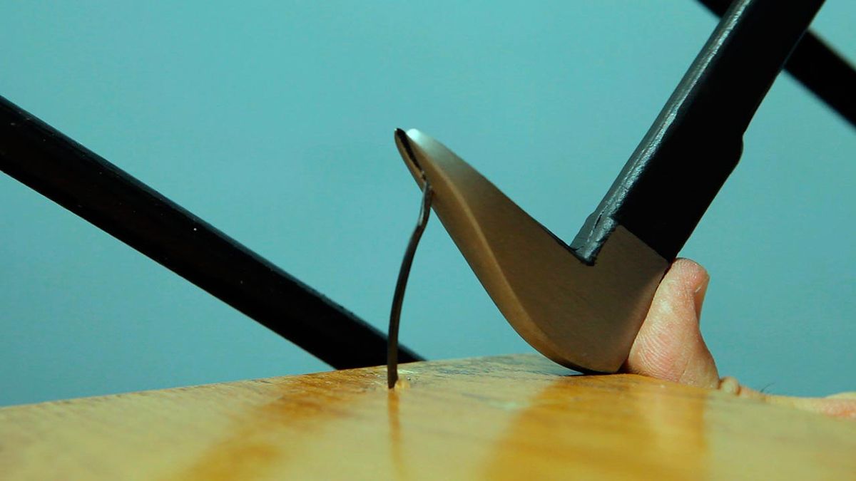 Sacar clavos de la madera paso 3