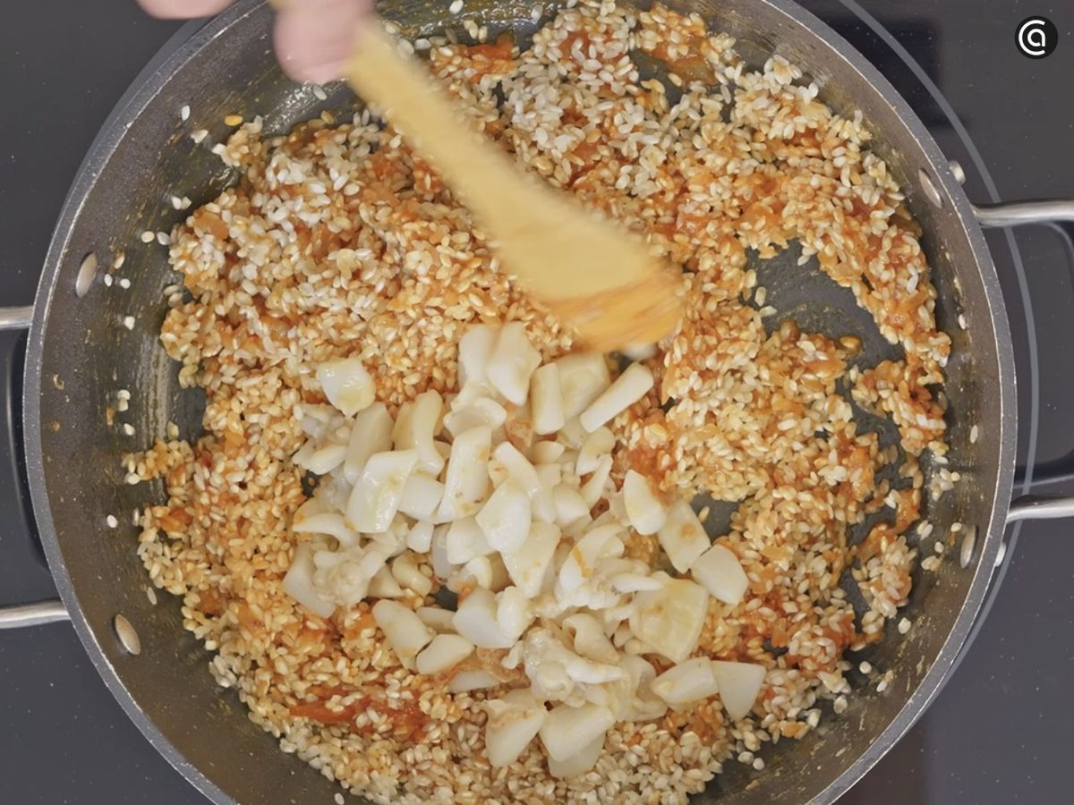 Incorpora el arroz y la sepia