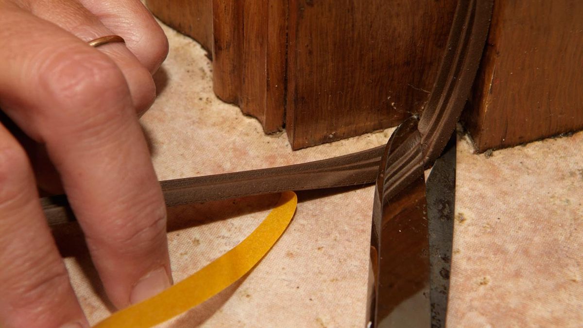 Cómo colocar un burlete en la puerta de entrada paso 9