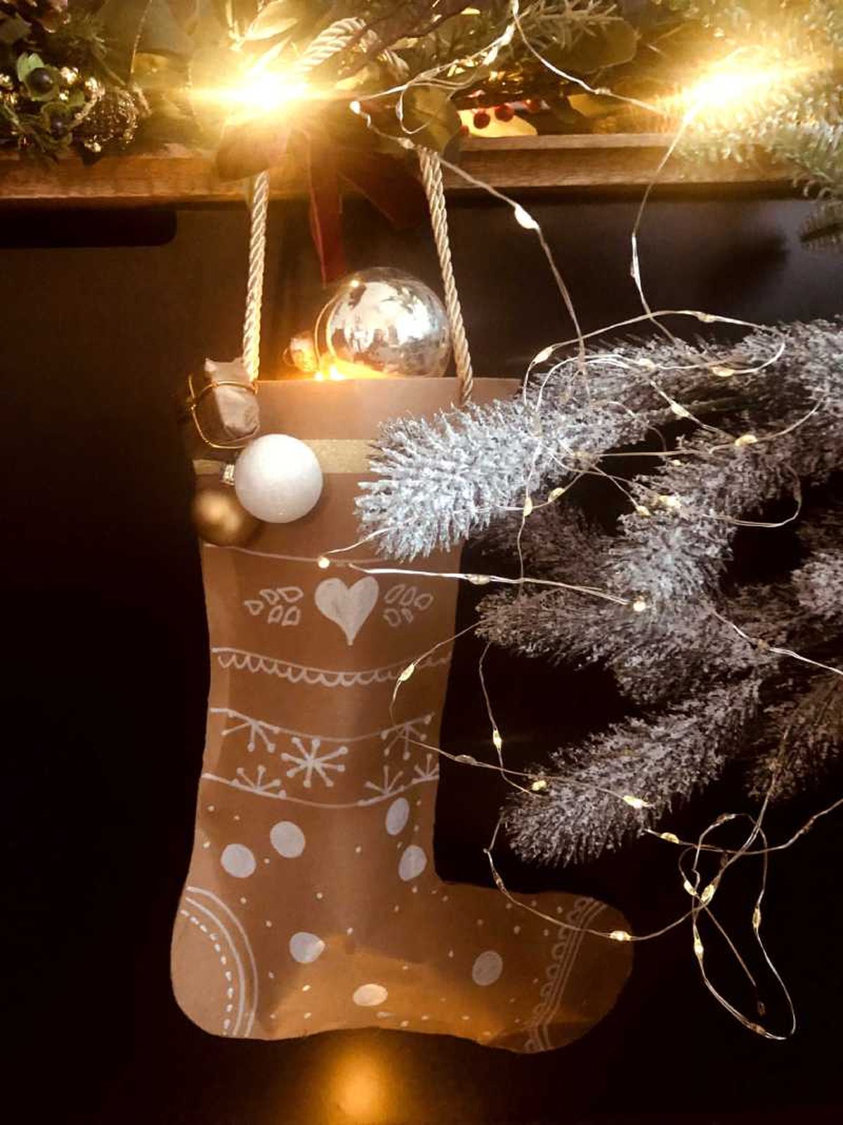 Bota de Navidad hecha con una bolsa de papel.