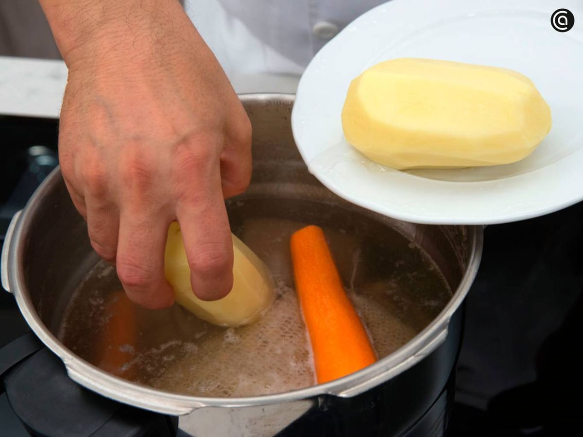 Agrega el pollo, las patatas y las zanahorias