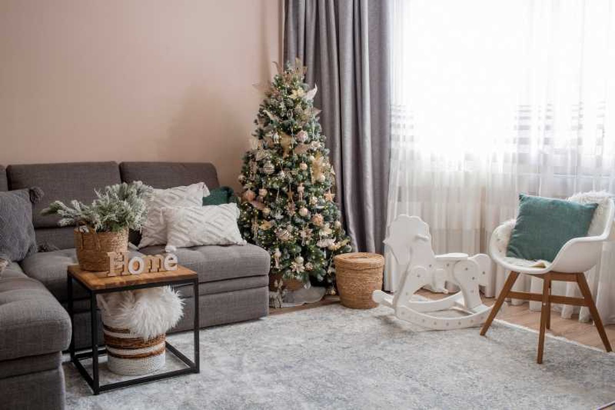 Salón de estilo nórdico y árbol de Navidad con adornos sencillos.