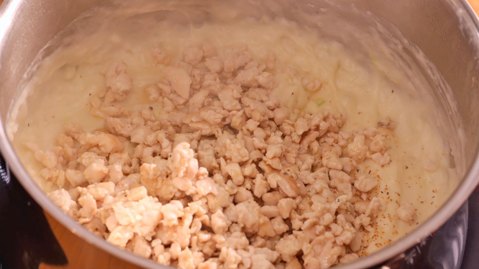 Agregar el pollo salteado a la bechamel permite que los sabores se integren Agregar el pollo salteado a la bechamel permite que los sabores se integren