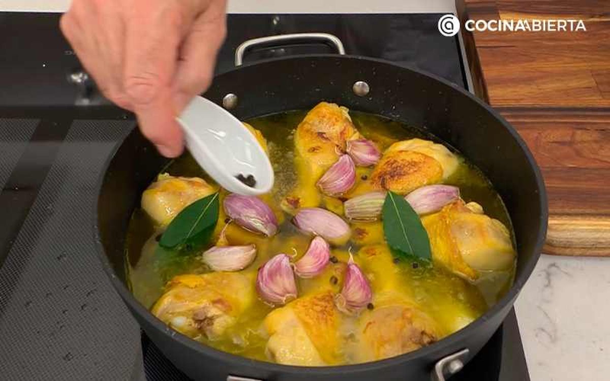 Añade las hojas de laurel y los granos pimienta