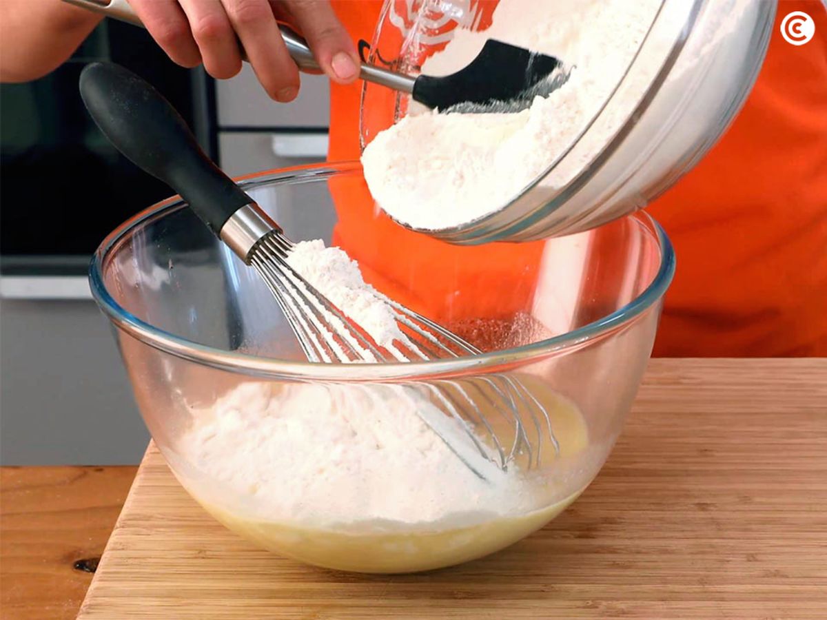 En otro bol mezcla los ingredientes de la masa