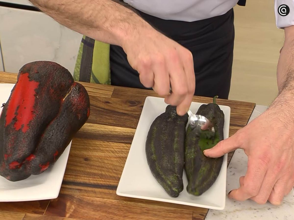 Retira la piel de los pimientos quemados