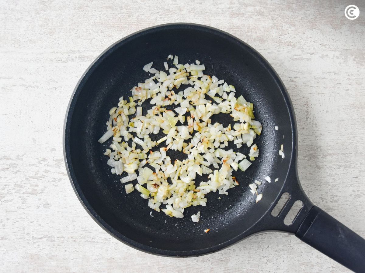 Sofreír cebolla con ajo para los espaguetis con pollo