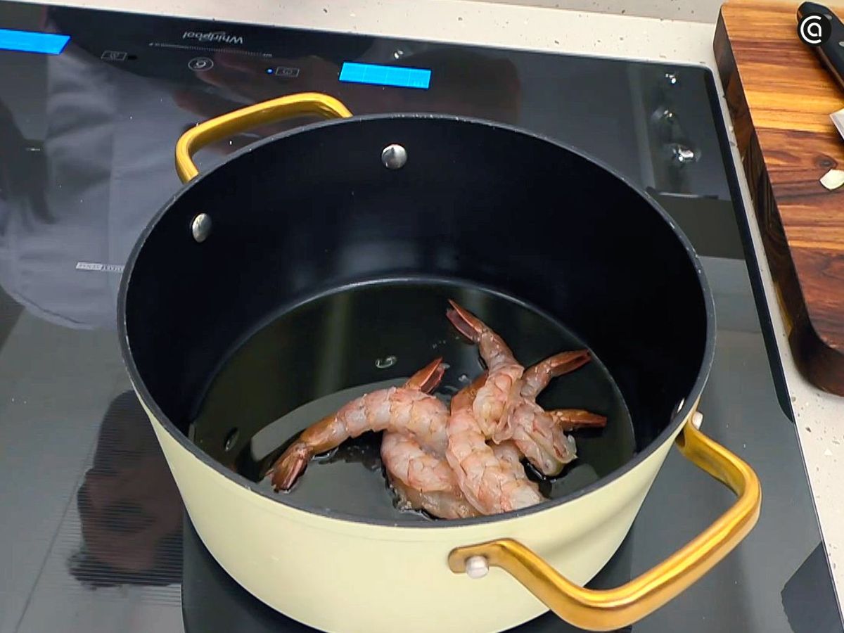 Sofríe los langostinos y retíralos para hacer la crema en ese aceite