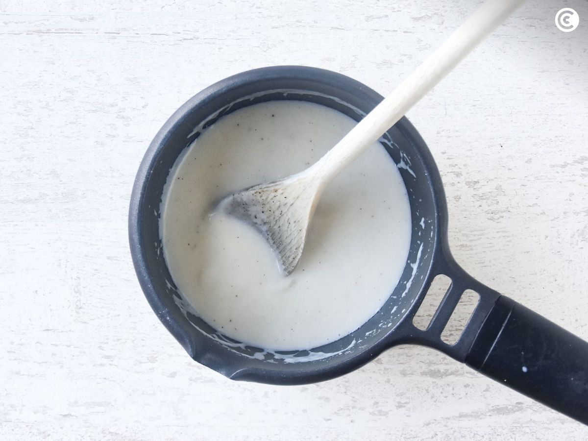 Bechamel ligera para la lasaña de espinacas