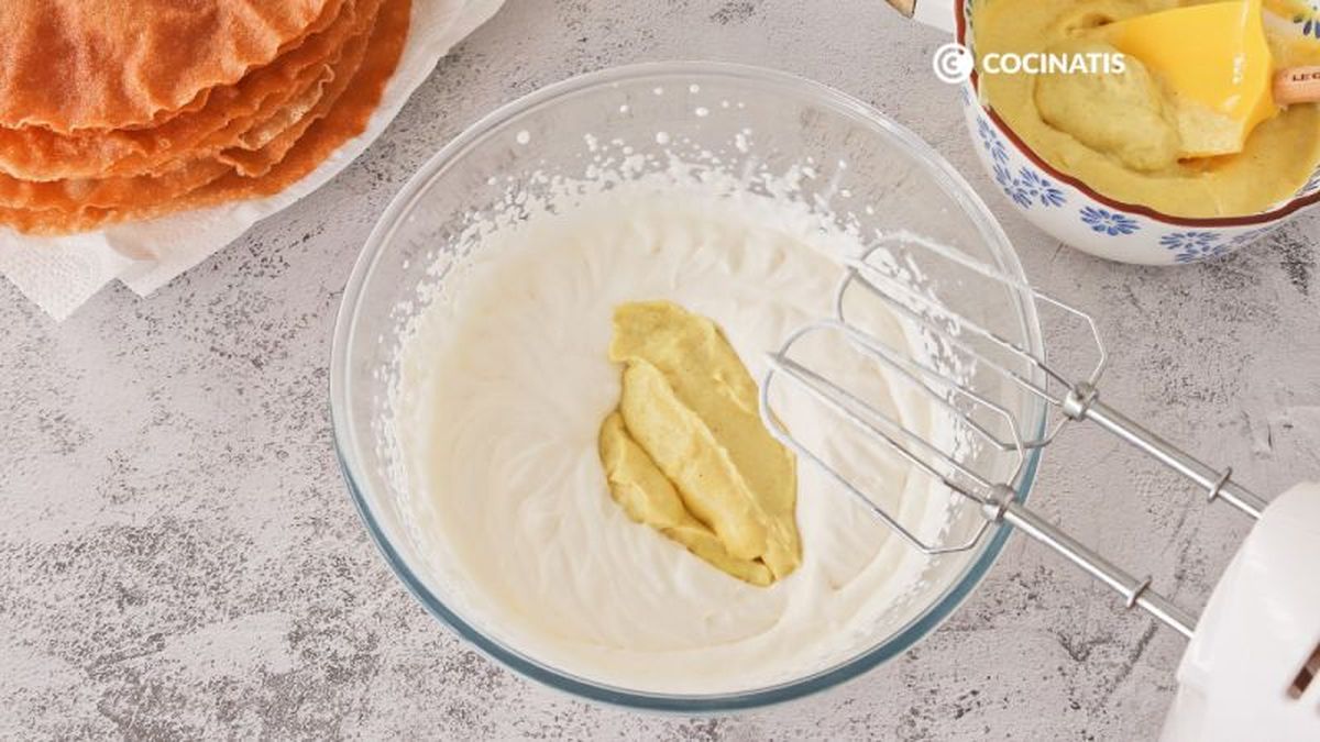Mezclamos la crema pastelera con la nata semimontada