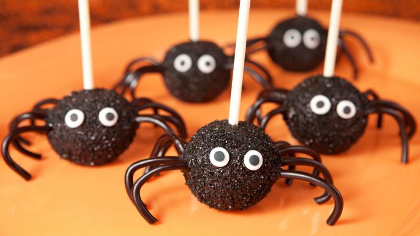 Cake pops de bizcocho y chocolate con forma de arañas Cake pops de bizcocho y chocolate con forma de arañas