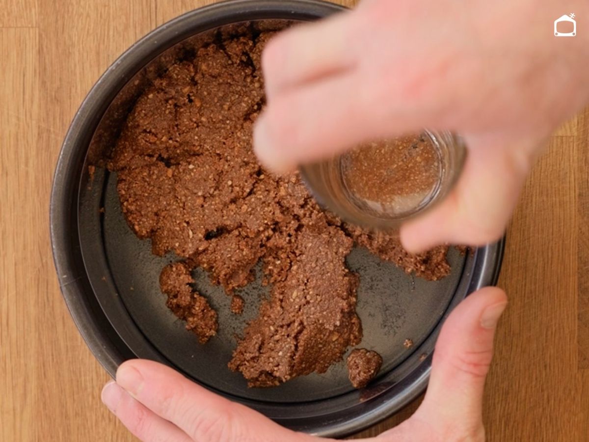 Cubre la base del molde con la galleta