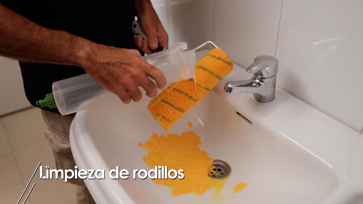 Cómo limpiar los rodillos después de pintar paso 4