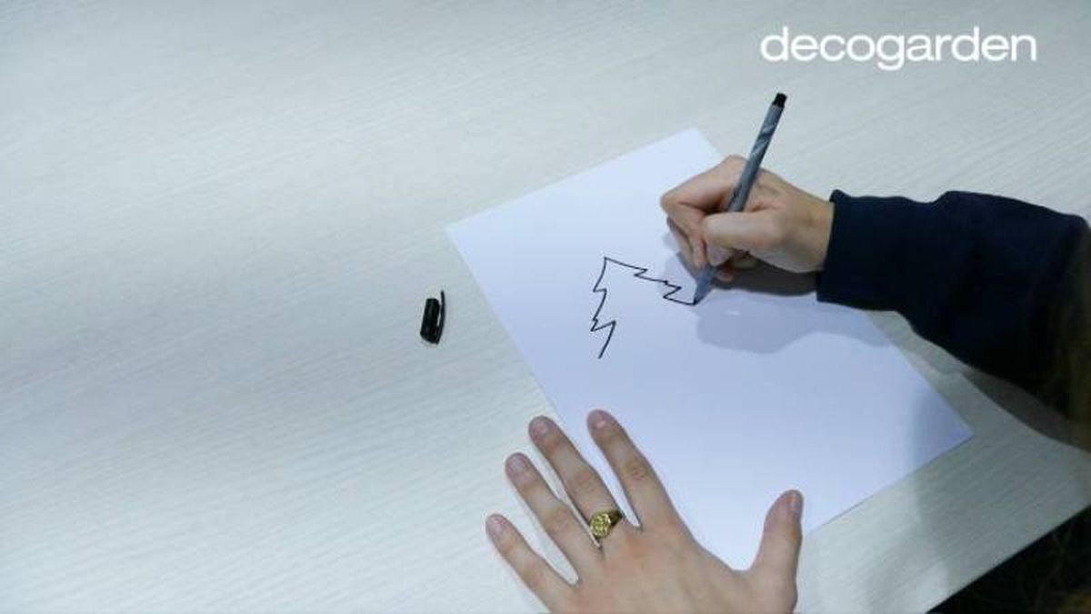 Paso 2 para dibujar un árbol de Navidad.