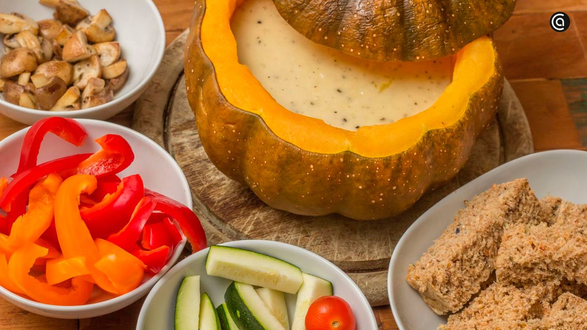 La fondue de calabaza y queso es reconfortante y perfecta para compartir
