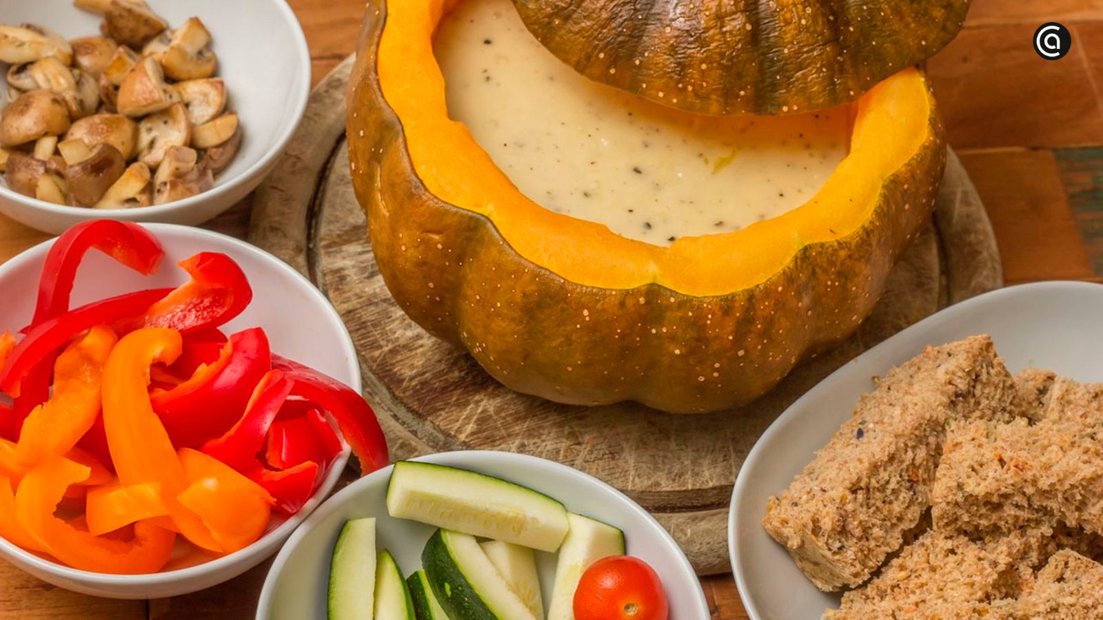 La fondue de calabaza y queso es reconfortante y perfecta para compartir