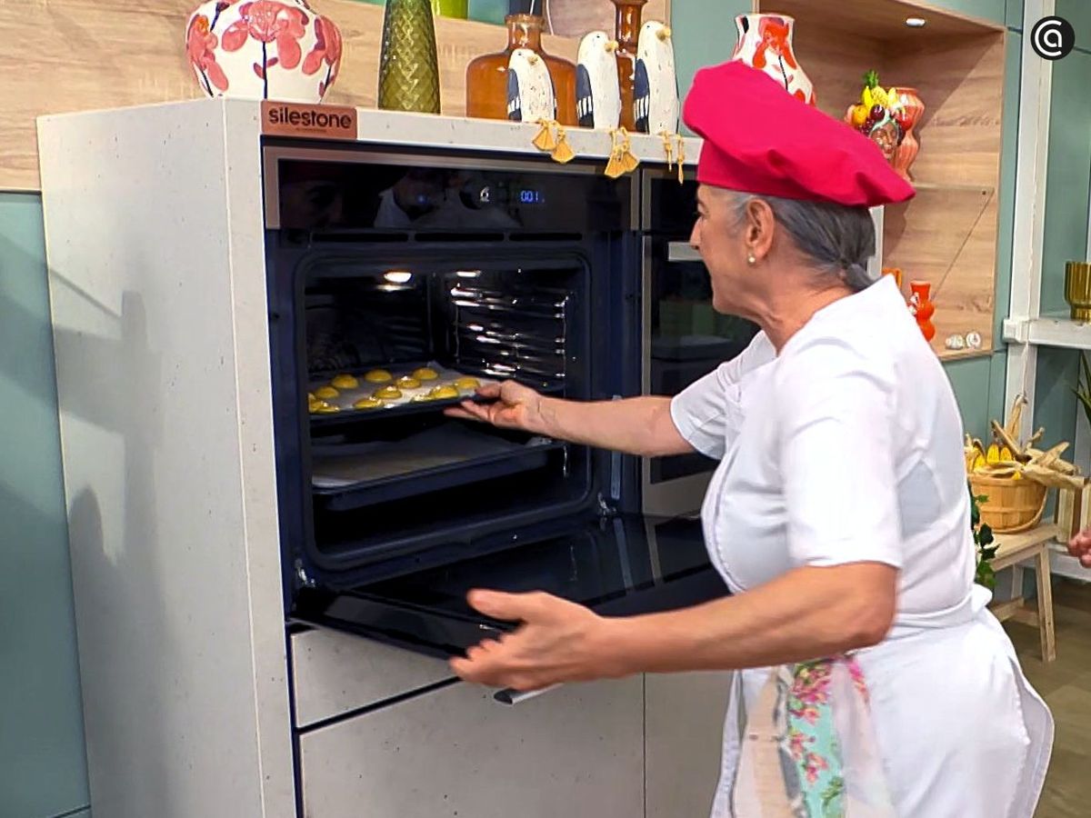 Hornea los profiteroles y el hojaldre para hacer la tarta Saint Honoré