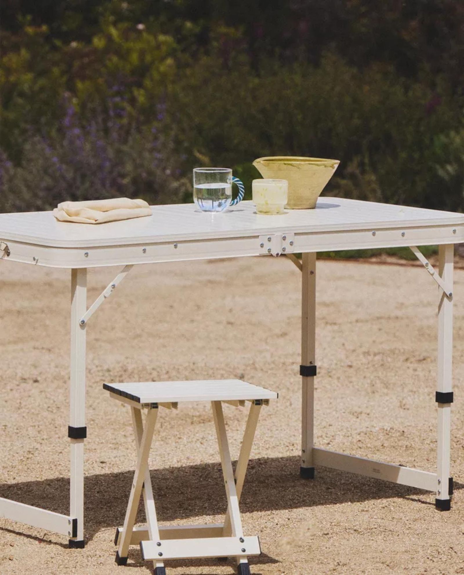 Mesa plegable con taburetes.