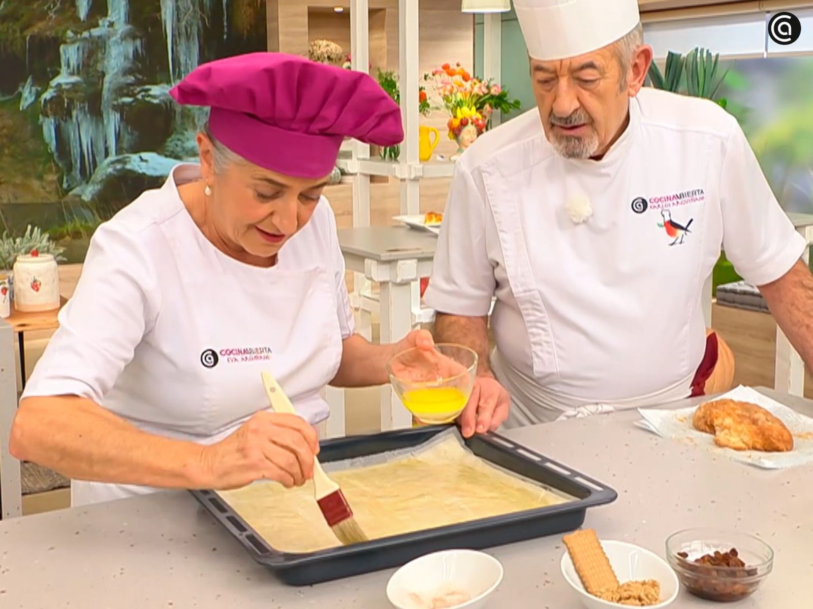 Con un pincel, barniza las láminas de filo con mantequilla fundida