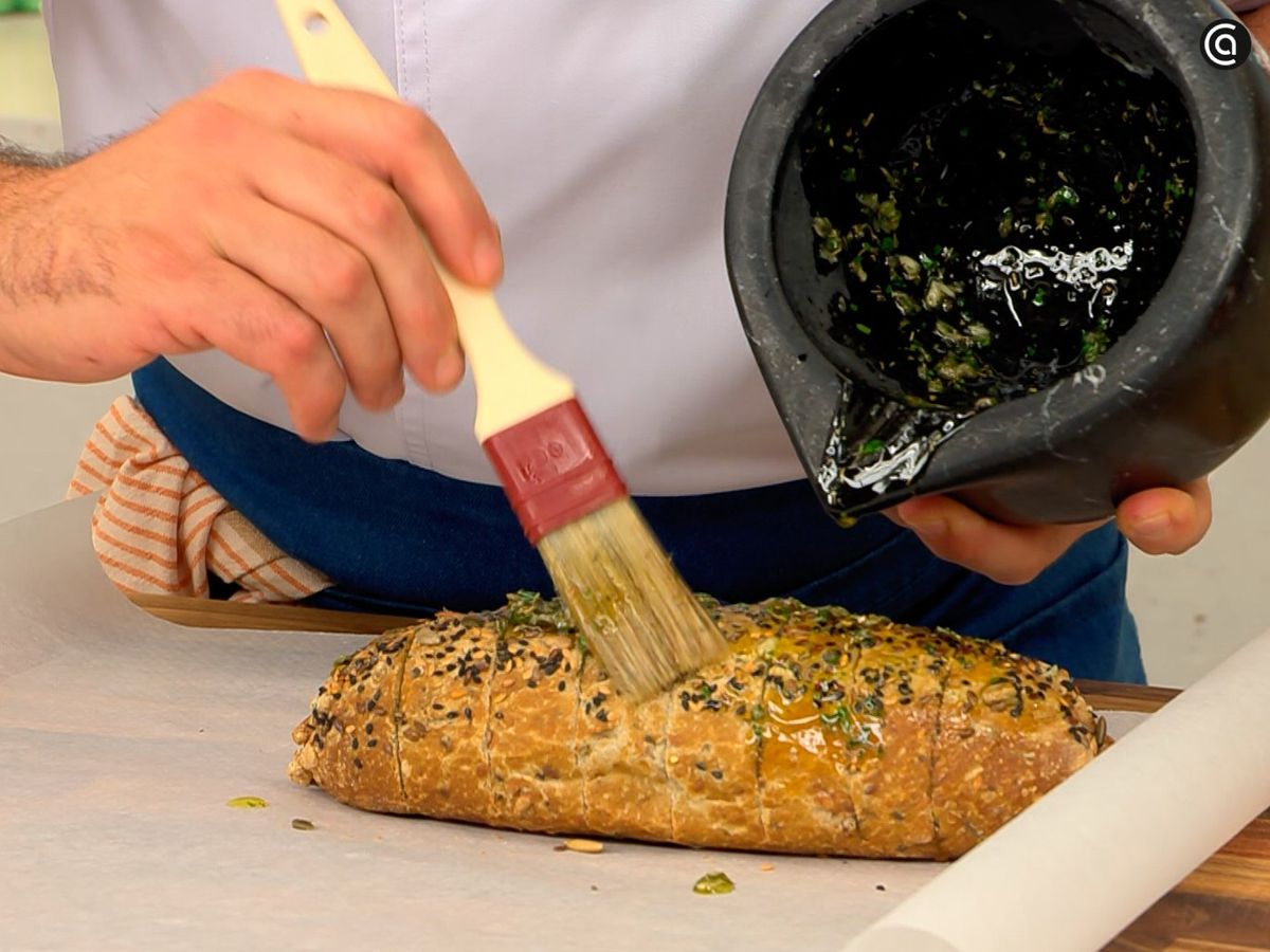 Hornea el pan con el aceite de ajo y perejil
