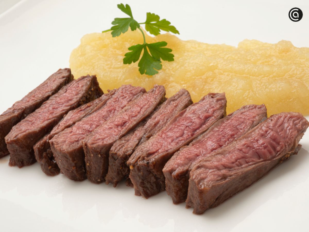 La jugosidad de la carne roja se potencia con el contraste dulce y ligero de la manzana.