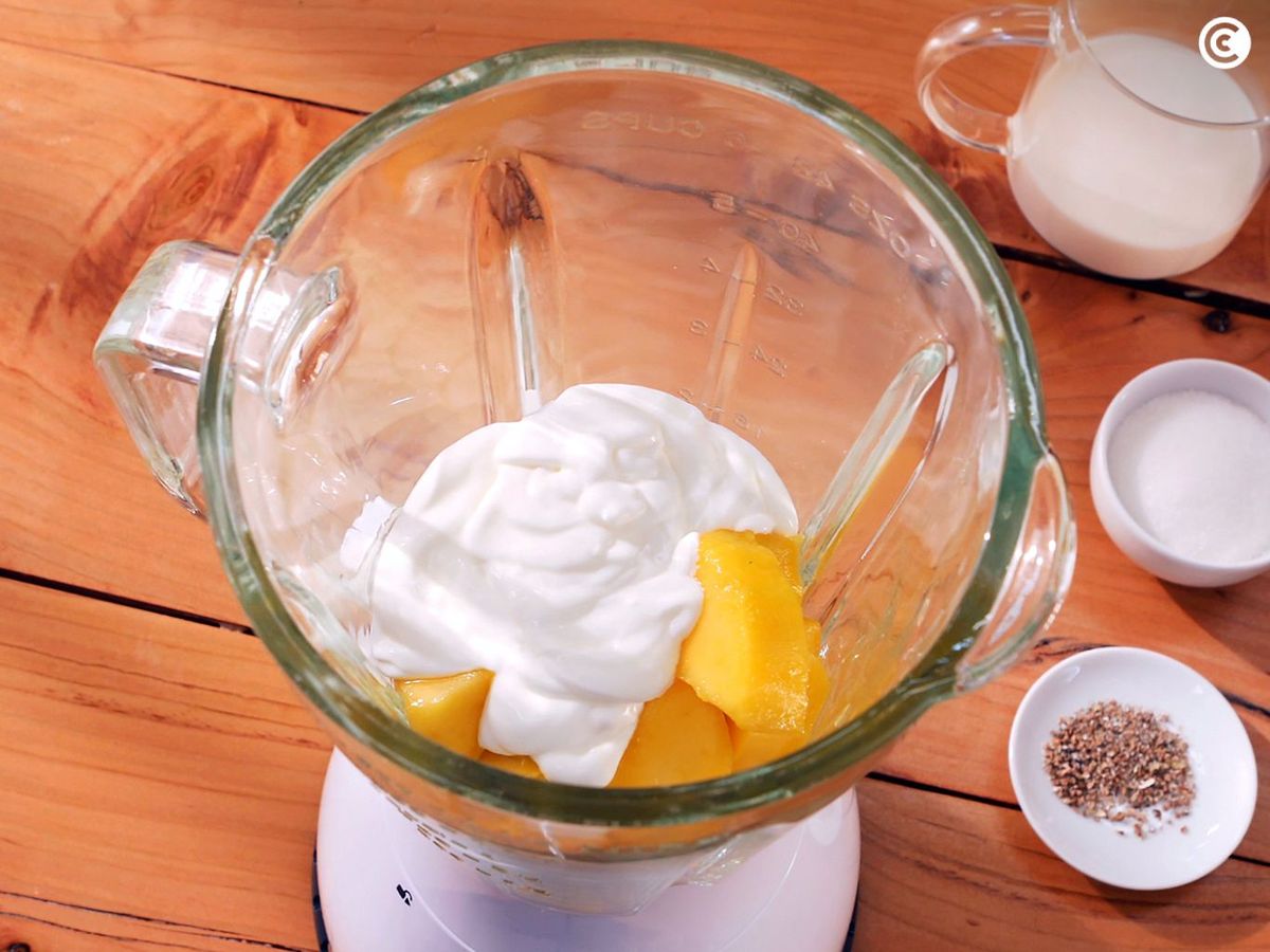 Triturar los ingredientes del lassi de rmango