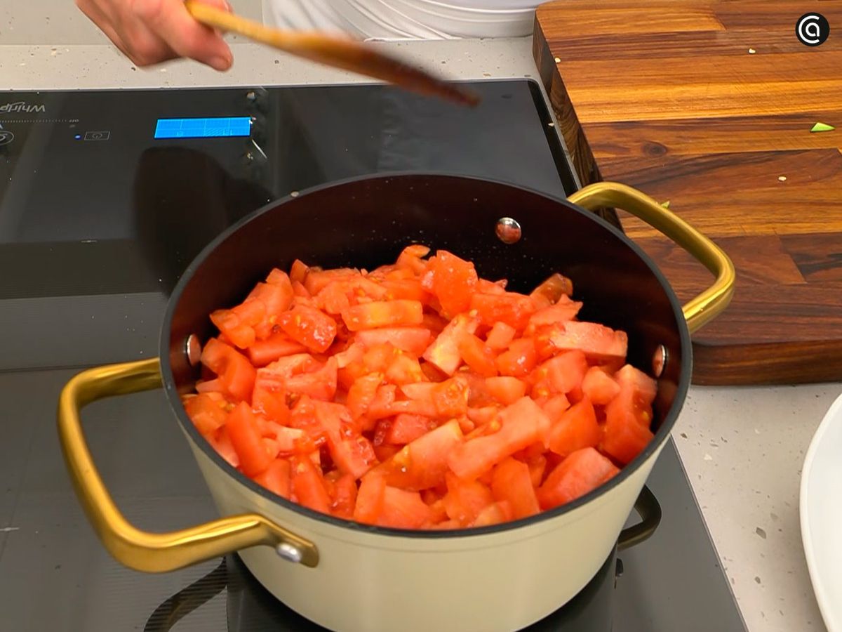 Sofríe la cebolla y el tomate para preparar la salsa de tomate