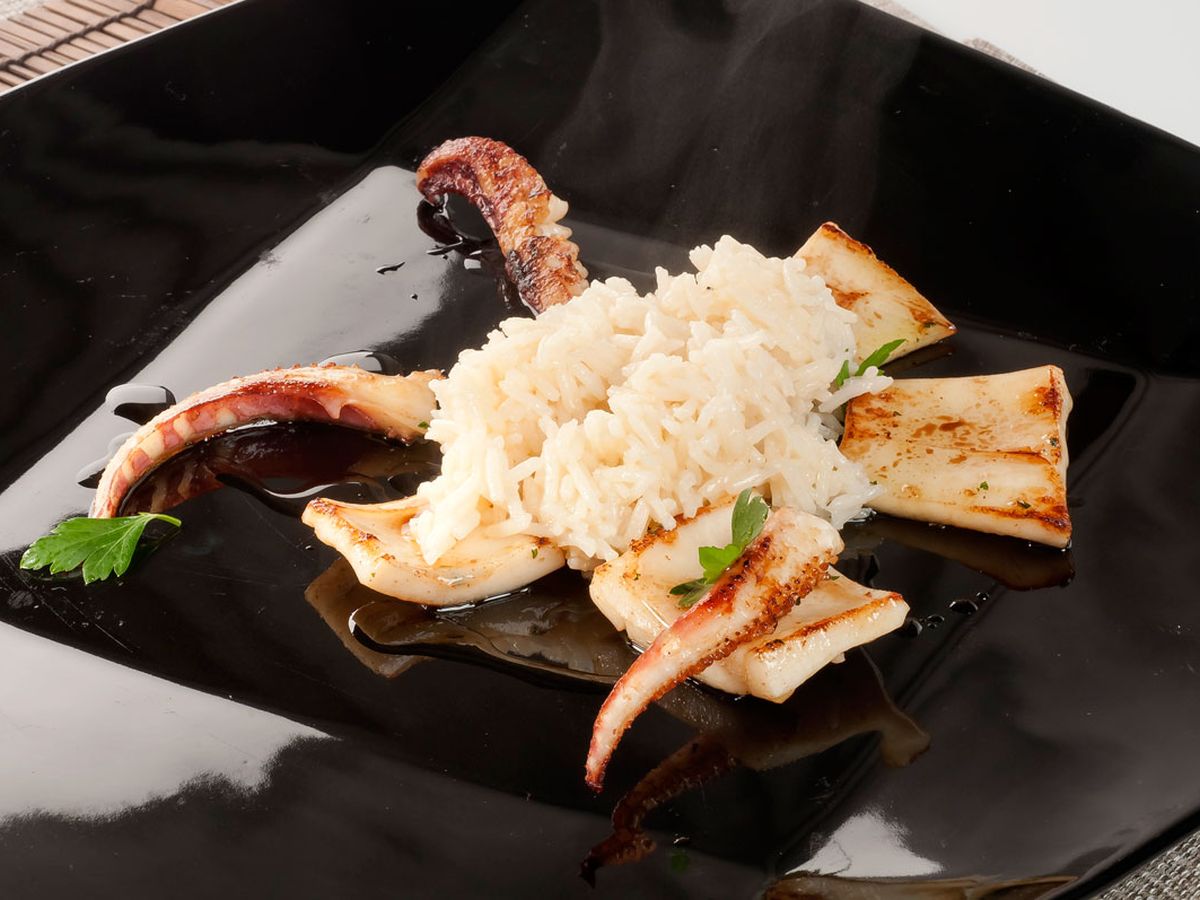 Arroz basmati con chipirones, una combinación sabrosa y saludable.