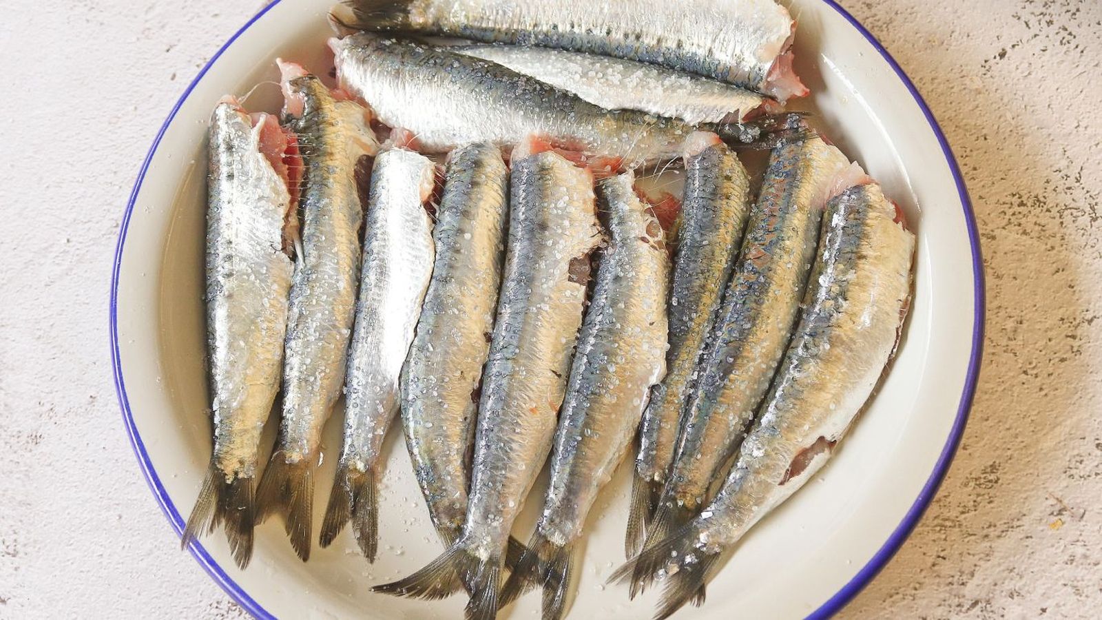 Limpiar sardinas Limpiar sardinas