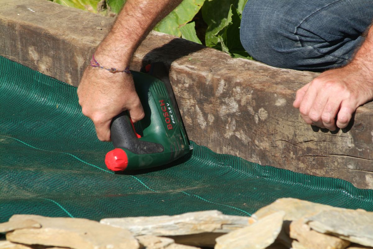 Cómo hacer un estanque para el jardín paso 8