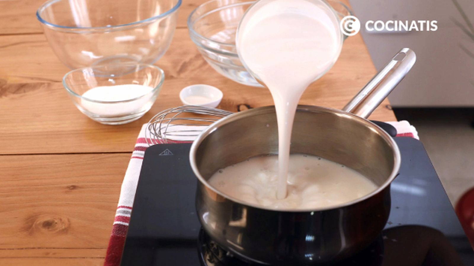 Añade las bebidas vegetales al cazo CTIS0556 receta flan leche de coco paso 3