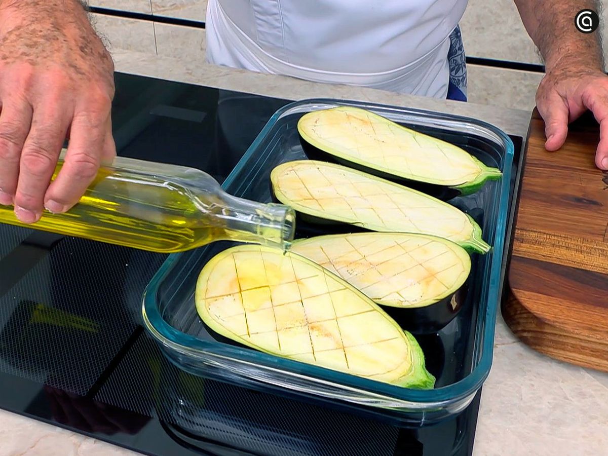 Asar las berenjenas para hacerlas rellenas de pollo con velouté