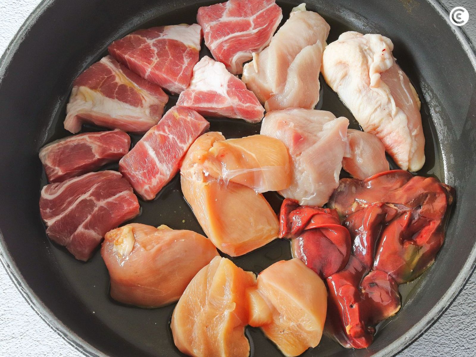 Dorar la carne para el relleno de los canelones de San Esteban