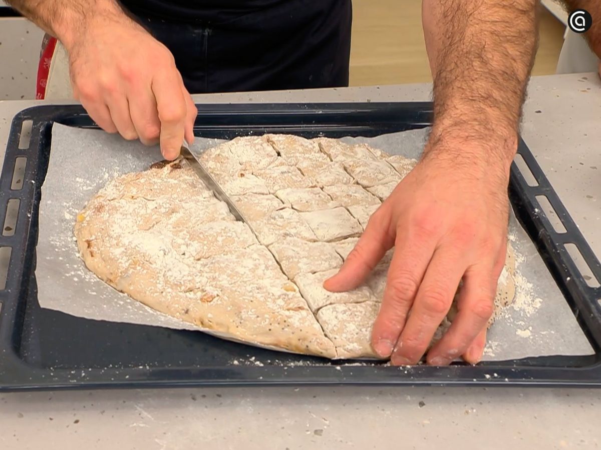 Realiza unos cortes en la superficie del pan y mételo al horno