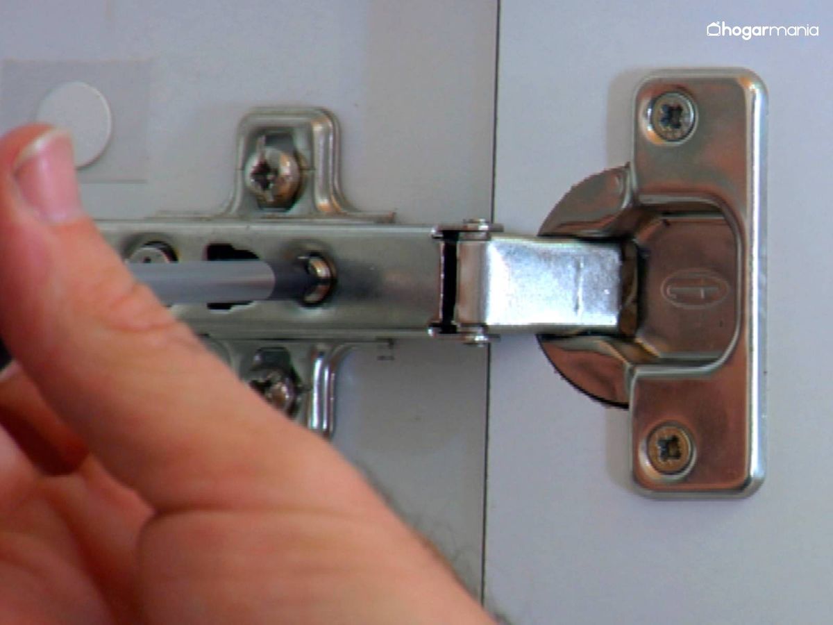 Solo necesitas un destornillador para ajustar el herraje