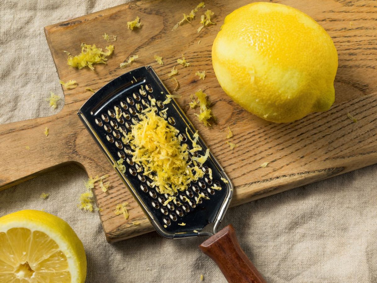 La ralladura debe tomarse solo de la parte amarilla, sin llegar a la parte blanca o albedo