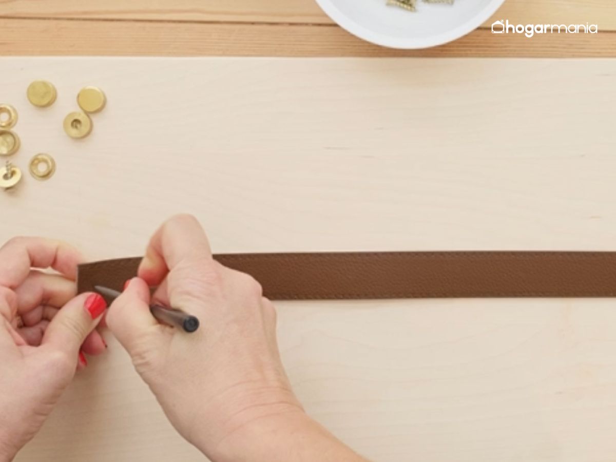 Los puntos de perforación quedan marcados sobre la correa para distribuir bien los tirafondos.