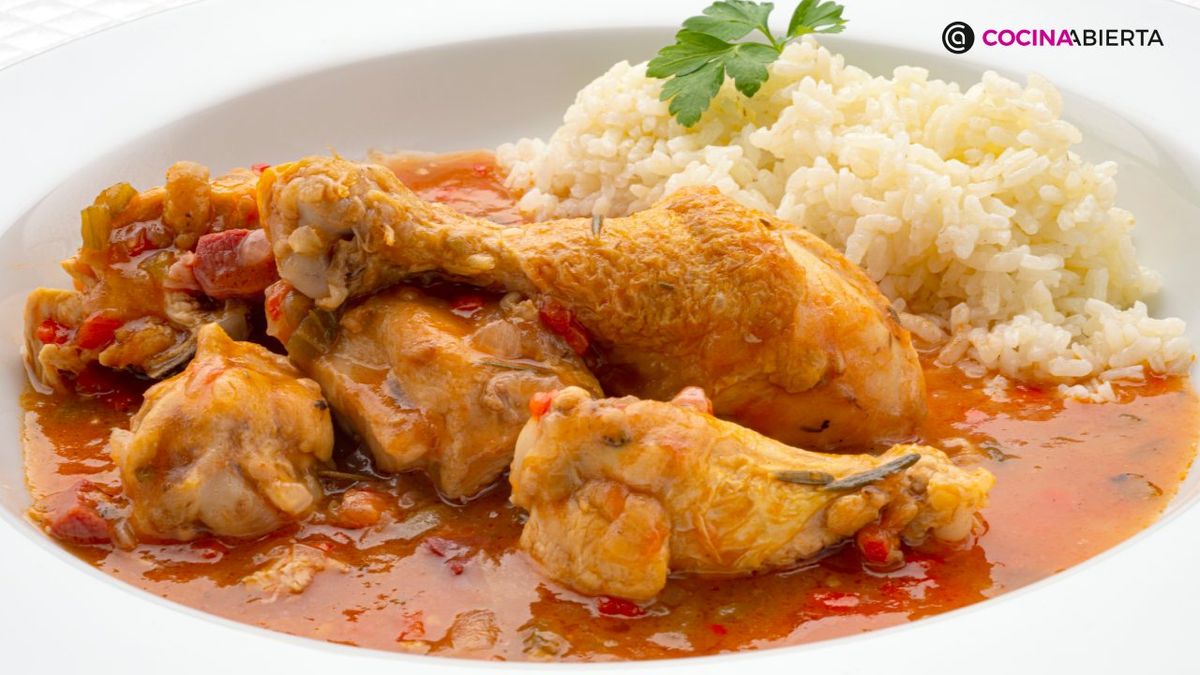 Receta tradicional de pollo al chilindrón con arroz blanco
