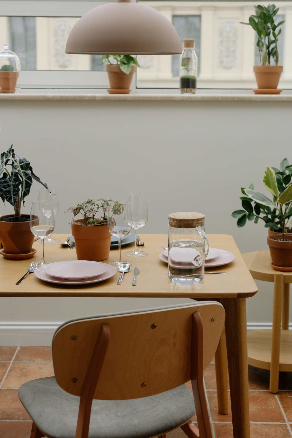 Pequeñas plantas sobre la mesa del comedor.