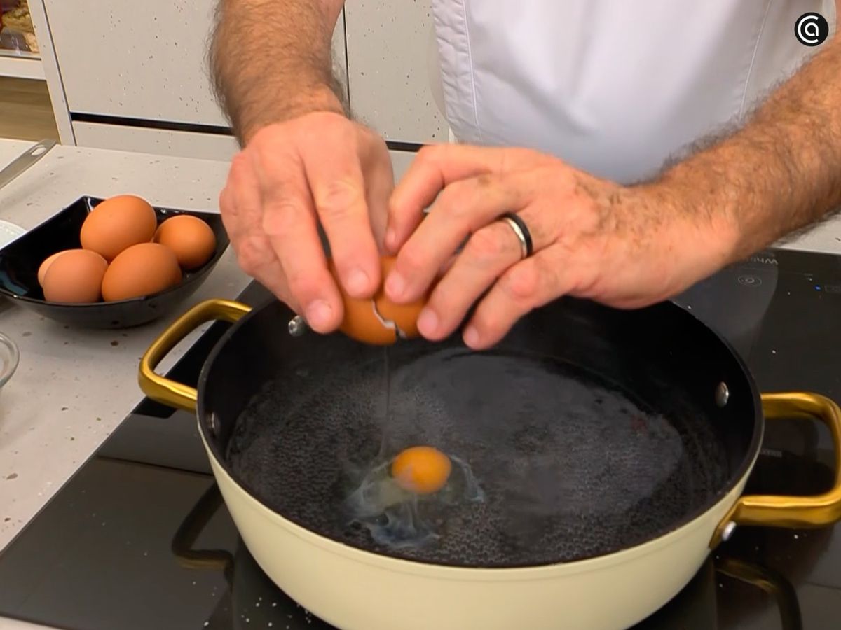 Prepara los huevos escalfados en agua caliente