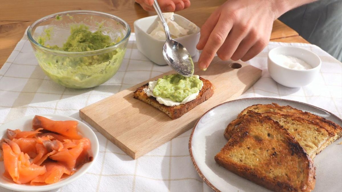 Unta creme fraiche en las tostadas para un bocado fresco y cremoso lleno de sabor