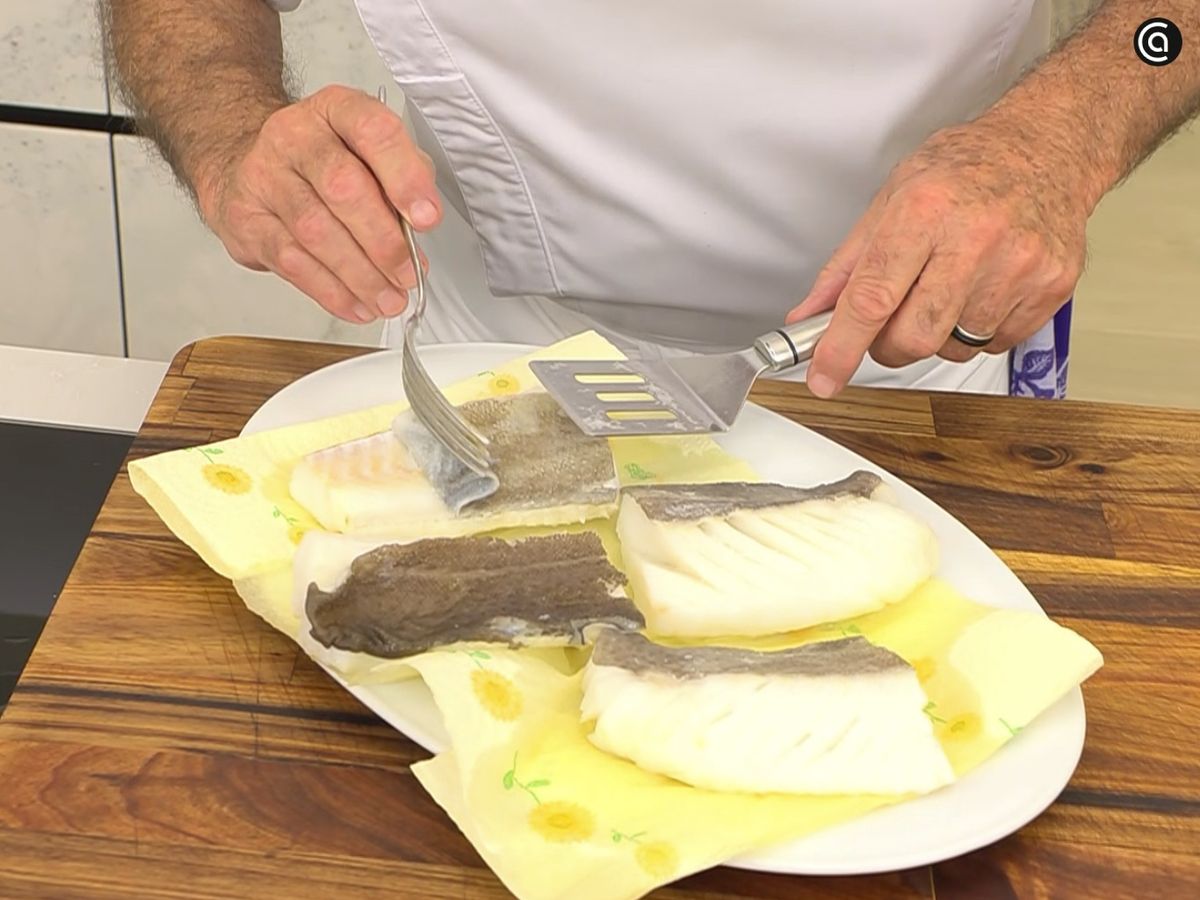Bacalao con setas y cebollitas glaseadas con soja - quitar la piel al bacalao