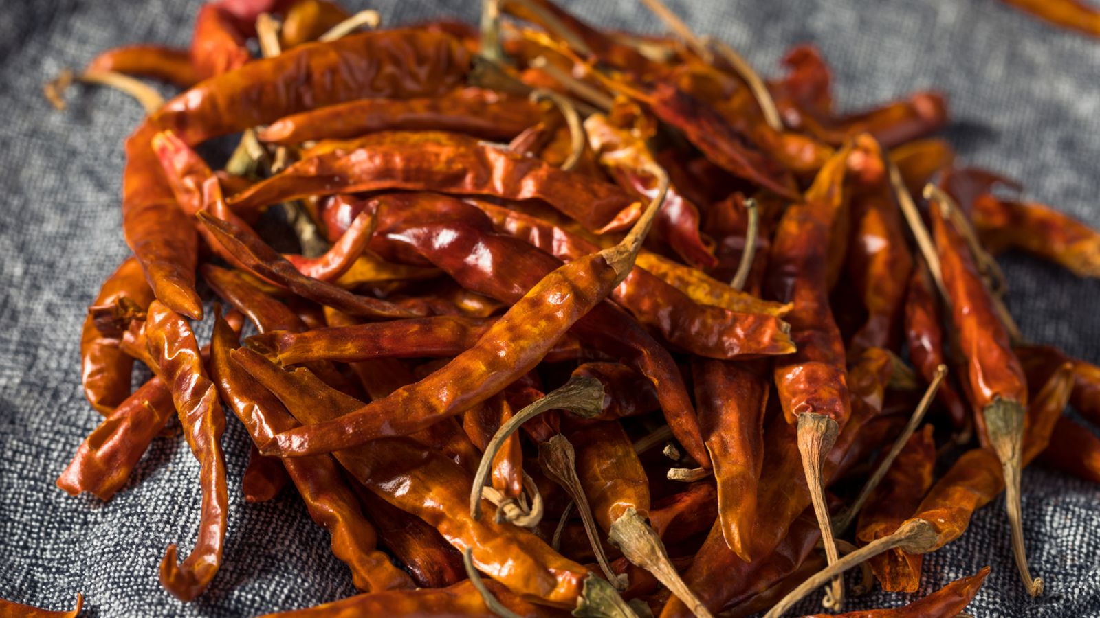 Seco, fino y brillante, el chile de árbol aporta un picante directo y ahumado, ideal para salsas y adobos con carácter.