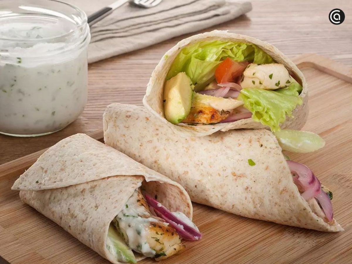 Wraps de pollo con lechuga y salsa ligera, fáciles de enrollar y llevar bien envueltos a la playa.