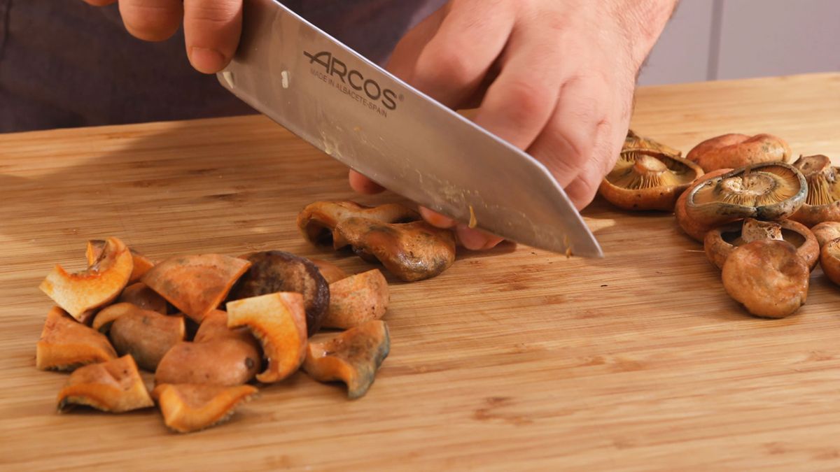 Receta guiso de níscalos con patatas  paso 2