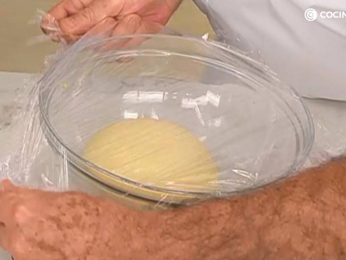 Pon la masa en un bol, tapa con film y deja fermentar