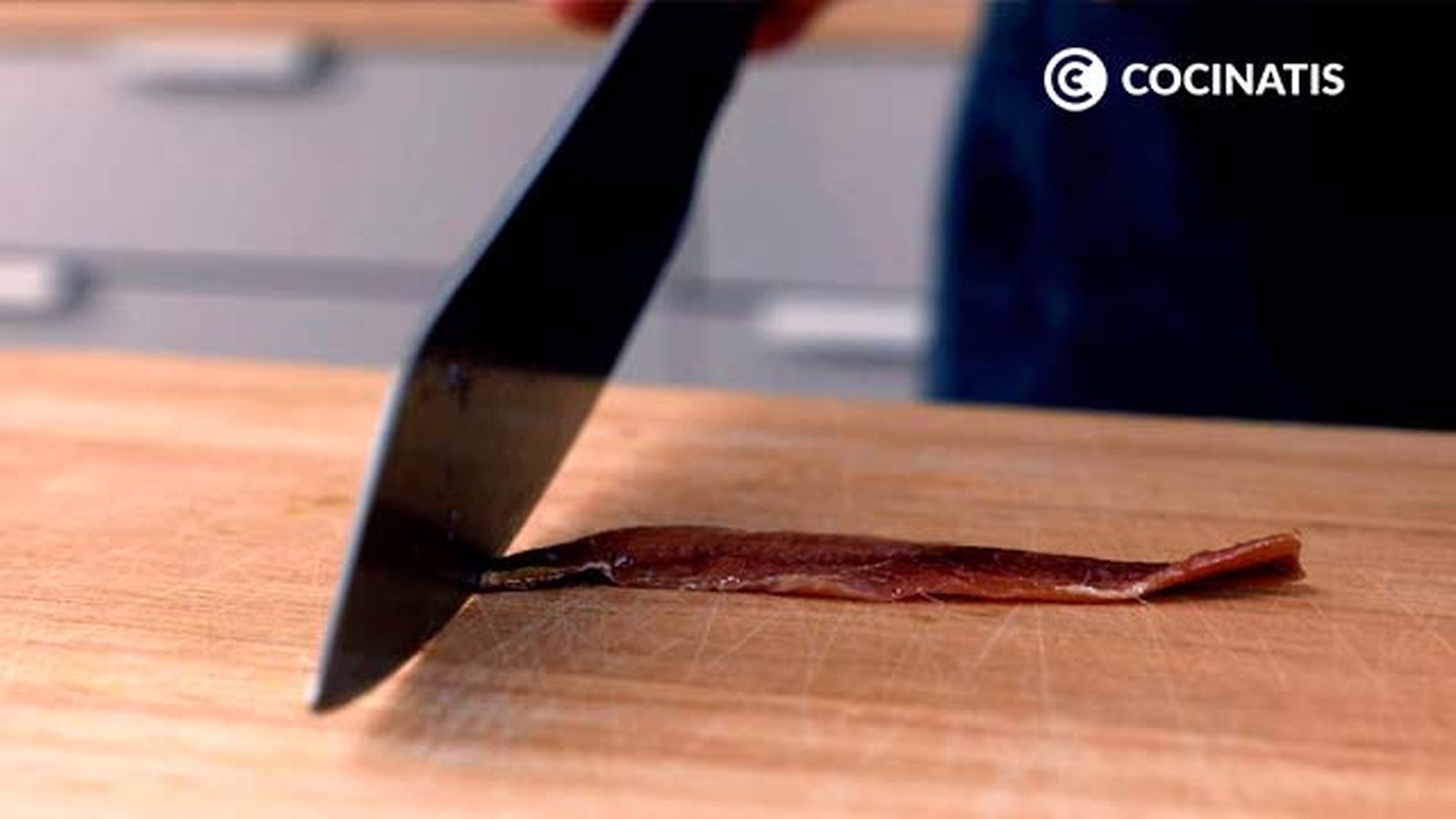 Pica las anchoas en trozos muy pequeños Receta de salsa césar paso 1