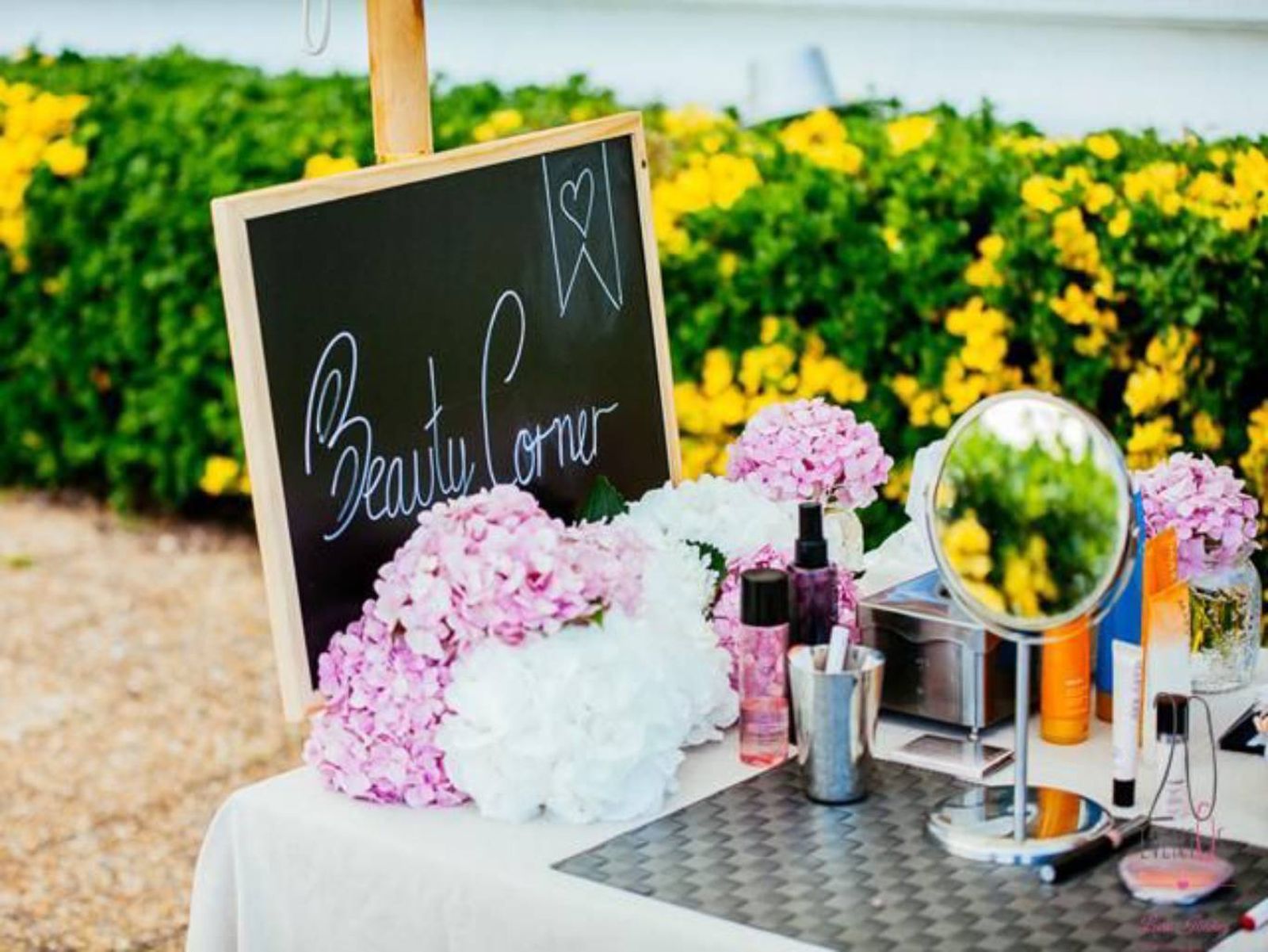 Un beauty corner sencillo para disfrutar del buen tiempo rodeado de flores. Un beauty corner sencillo para disfrutar del buen tiempo rodeado de flores.