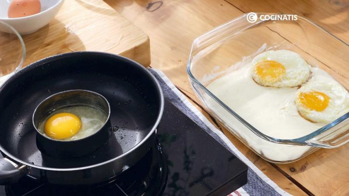 Fríe los huevos en un molde