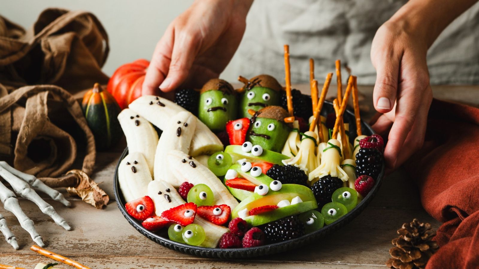 Las frutas convertidas en fantasmas, calabazas o murciélagos son ideas creativas para servir en la mesa